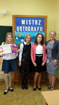  Grafika #0: Nasze uczennice MISTRZYNIAMI ortografii