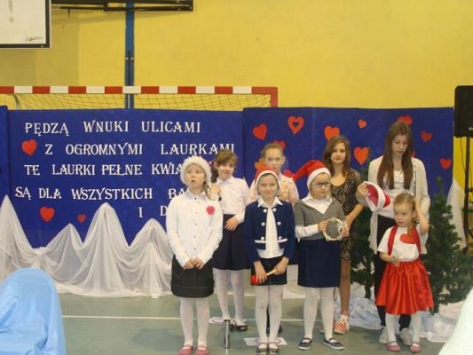 Grafika #1: Uroczyste obchody Dnia Babci i Dziadka