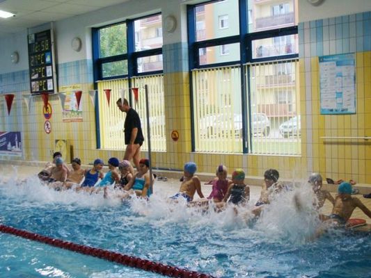  Grafika #1: Klasy III realizują projekt powszechnej nauki pływania- UMIEM PŁYWAĆ