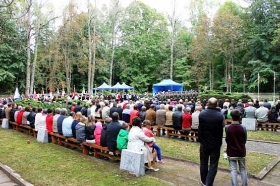 Grafika #0: Uroczystość patriotyczno - religijna na cmentarzu w Krępie Kaszubskiej