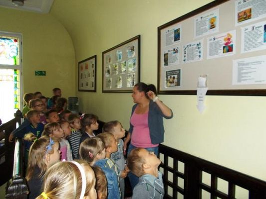 Grafika #0: Stoją książki w bibliotece, a w tych książkach cały świat - Wizyta w Miejskiej Bibliotece Publicznej w Lęborku