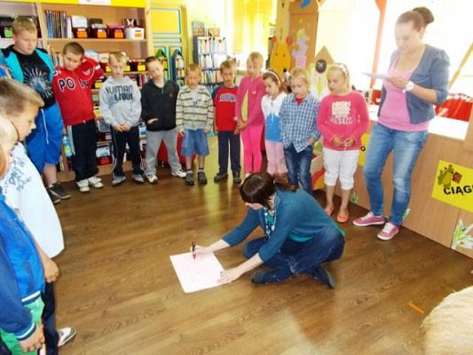 Grafika #1: Stoją książki w bibliotece, a w tych książkach cały świat - Wizyta w Miejskiej Bibliotece Publicznej w Lęborku