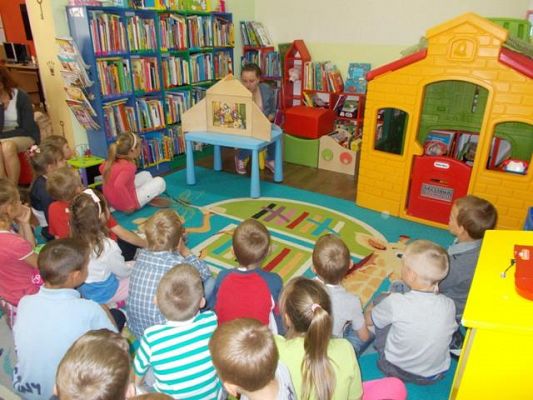 Grafika #2: Stoją książki w bibliotece, a w tych książkach cały świat - Wizyta w Miejskiej Bibliotece Publicznej w Lęborku