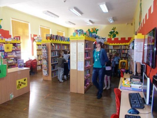 Grafika #3: Stoją książki w bibliotece, a w tych książkach cały świat - Wizyta w Miejskiej Bibliotece Publicznej w Lęborku
