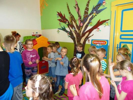 Grafika #5: Stoją książki w bibliotece, a w tych książkach cały świat - Wizyta w Miejskiej Bibliotece Publicznej w Lęborku