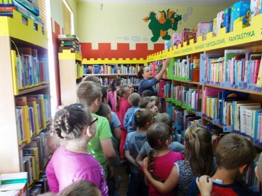 Grafika #6: Stoją książki w bibliotece, a w tych książkach cały świat - Wizyta w Miejskiej Bibliotece Publicznej w Lęborku