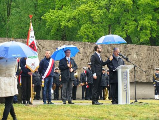  Grafika #8: Hołd dla ofiar obozu Stutthof