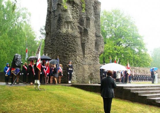  Grafika #9: Hołd dla ofiar obozu Stutthof