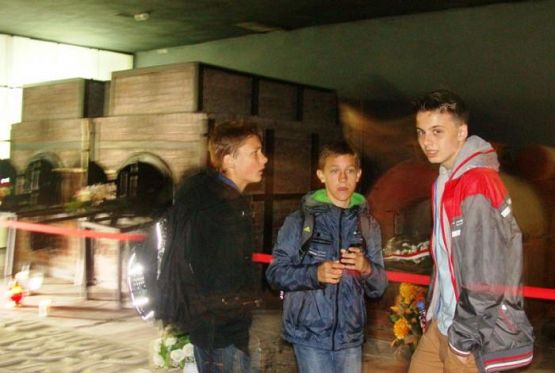  Grafika #12: Hołd dla ofiar obozu Stutthof