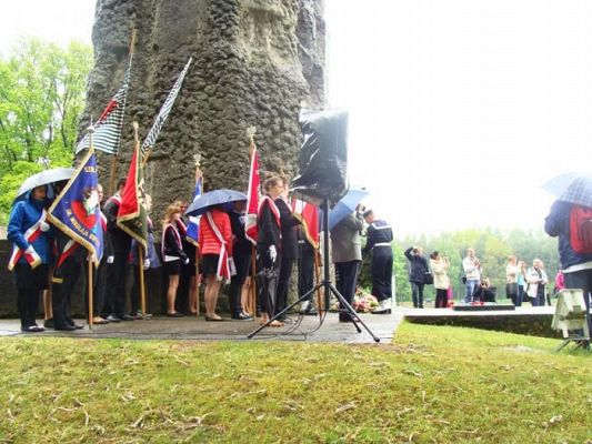  Grafika #2: Hołd dla ofiar obozu Stutthof