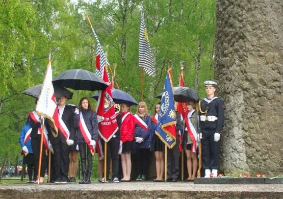  Grafika #6: Hołd dla ofiar obozu Stutthof