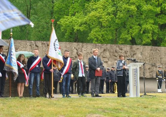  Grafika #7: Hołd dla ofiar obozu Stutthof