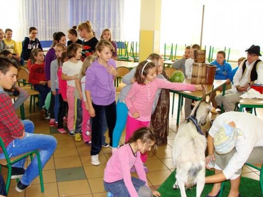  Grafika #7: Spotkanie z .kozą