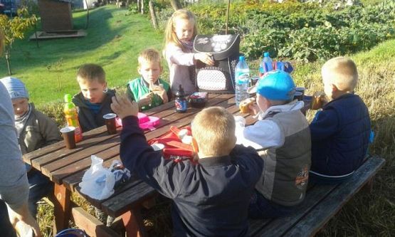  Grafika #3: Oddział Przedszkolny i klasa I świętują Dzień Pieczonego Ziemniaka 2015 r.