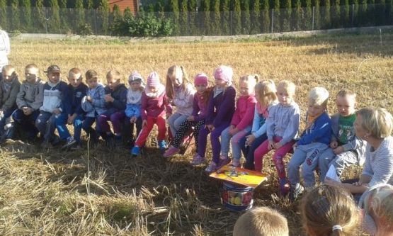  Grafika #4: Oddział Przedszkolny i klasa I świętują Dzień Pieczonego Ziemniaka 2015 r.