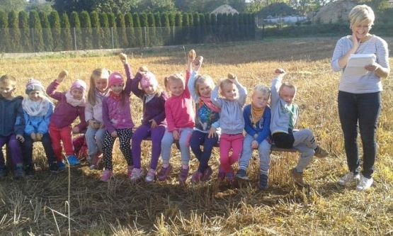  Grafika #6: Oddział Przedszkolny i klasa I świętują Dzień Pieczonego Ziemniaka 2015 r.