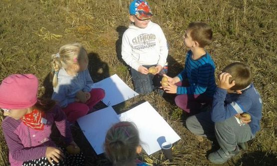  Grafika #7: Oddział Przedszkolny i klasa I świętują Dzień Pieczonego Ziemniaka 2015 r.