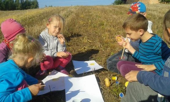  Grafika #12: Oddział Przedszkolny i klasa I świętują Dzień Pieczonego Ziemniaka 2015 r.