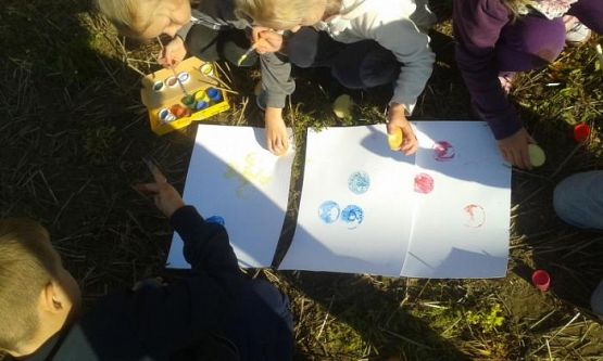  Grafika #16: Oddział Przedszkolny i klasa I świętują Dzień Pieczonego Ziemniaka 2015 r.