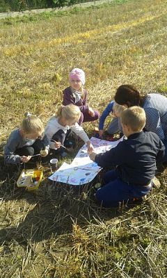  Grafika #17: Oddział Przedszkolny i klasa I świętują Dzień Pieczonego Ziemniaka 2015 r.