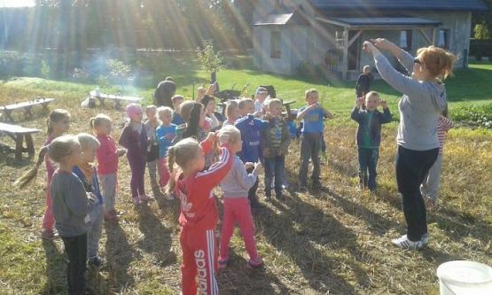  Grafika #20: Oddział Przedszkolny i klasa I świętują Dzień Pieczonego Ziemniaka 2015 r.