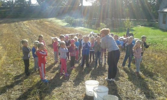  Grafika #21: Oddział Przedszkolny i klasa I świętują Dzień Pieczonego Ziemniaka 2015 r.