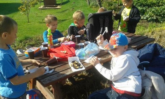  Grafika #29: Oddział Przedszkolny i klasa I świętują Dzień Pieczonego Ziemniaka 2015 r.