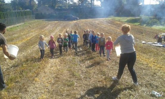  Grafika #39: Oddział Przedszkolny i klasa I świętują Dzień Pieczonego Ziemniaka 2015 r.