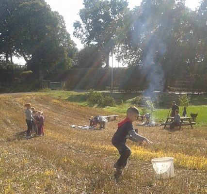  Grafika #44: Oddział Przedszkolny i klasa I świętują Dzień Pieczonego Ziemniaka 2015 r.