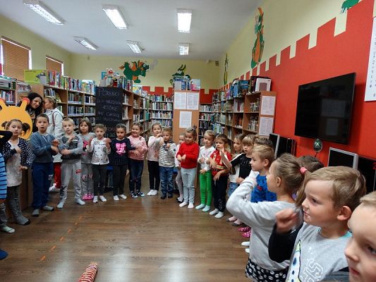  Grafika #0: Wycieczka dzieci z oddziałów przedszkolnych do MBP w Lęborku