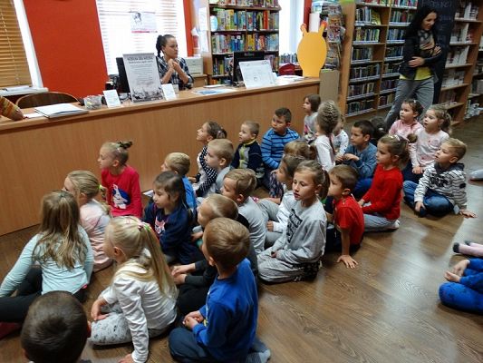  Grafika #8: Wycieczka dzieci z oddziałów przedszkolnych do MBP w Lęborku