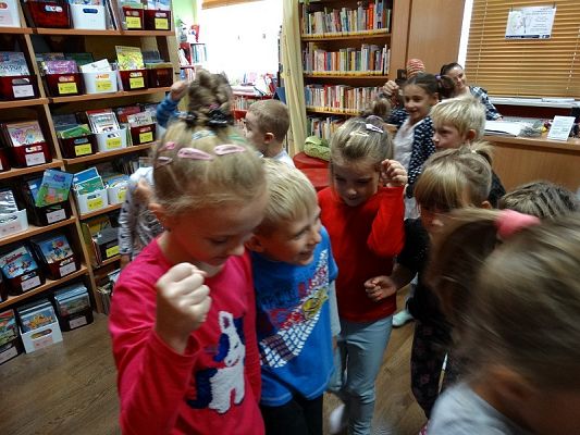  Grafika #11: Wycieczka dzieci z oddziałów przedszkolnych do MBP w Lęborku