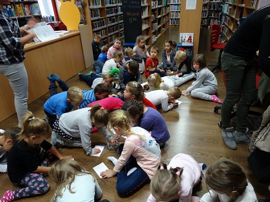  Grafika #16: Wycieczka dzieci z oddziałów przedszkolnych do MBP w Lęborku