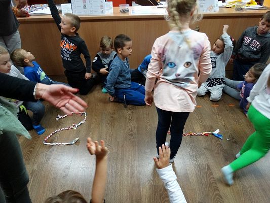  Grafika #12: Wycieczka dzieci z oddziałów przedszkolnych do MBP w Lęborku