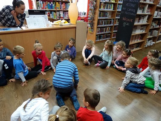  Grafika #18: Wycieczka dzieci z oddziałów przedszkolnych do MBP w Lęborku