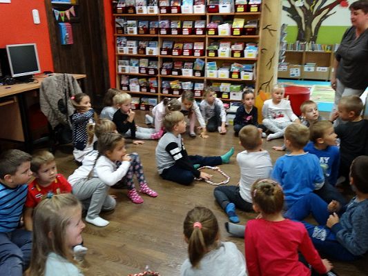  Grafika #6: Wycieczka dzieci z oddziałów przedszkolnych do MBP w Lęborku