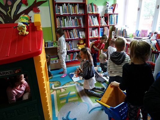  Grafika #3: Wycieczka dzieci z oddziałów przedszkolnych do MBP w Lęborku