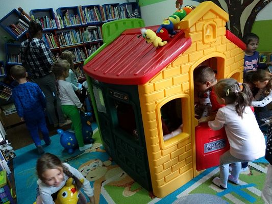  Grafika #2: Wycieczka dzieci z oddziałów przedszkolnych do MBP w Lęborku