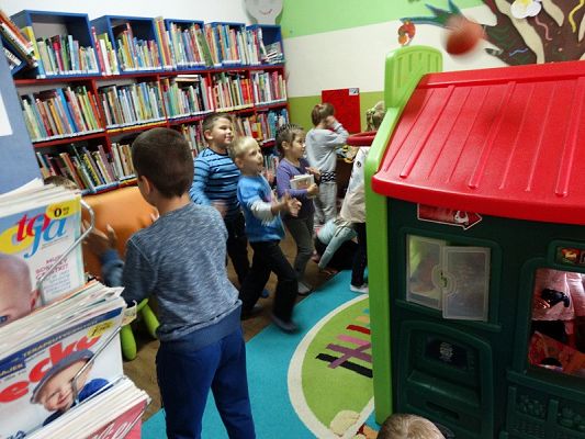  Grafika #7: Wycieczka dzieci z oddziałów przedszkolnych do MBP w Lęborku