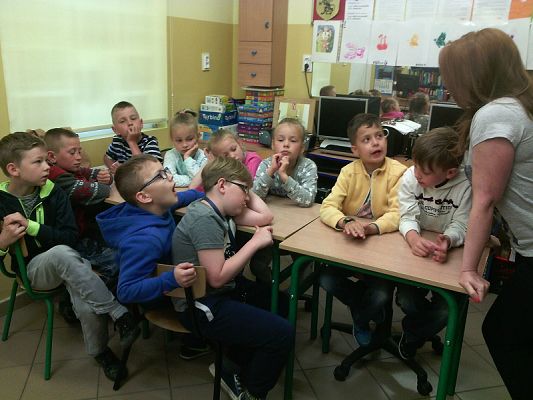  Grafika #1: Z wizytą w szkolnej czytelni