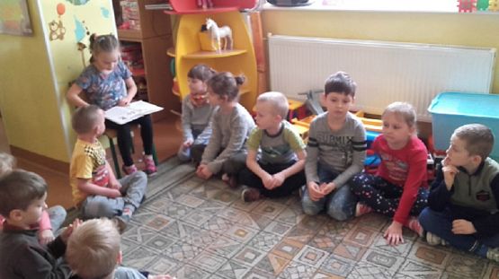  Grafika #1: Uczniowie klasy II SP czytają dzieciom z oddziału przedszkolnego.