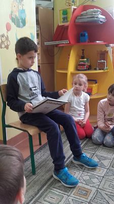  Grafika #7: Uczniowie klasy II SP czytają dzieciom z oddziału przedszkolnego.
