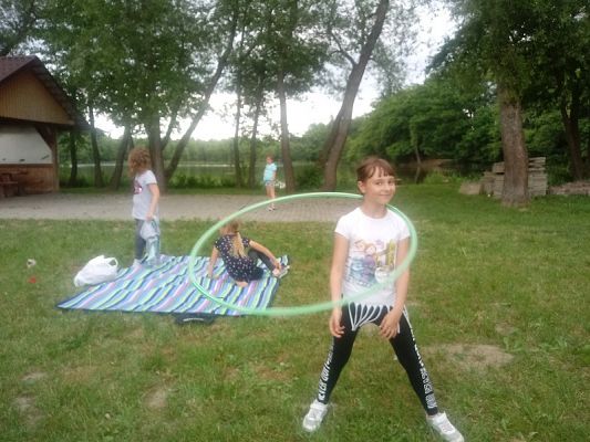  Grafika #2: Piknik nad jeziorem