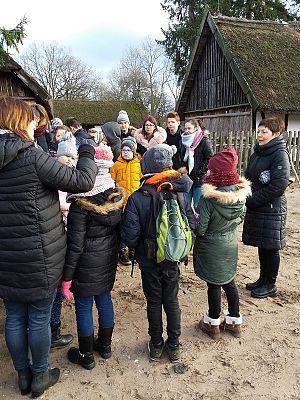  Grafika #22: Zwiedzanie skansenu w Klukach z lekcją muzealną pt. Wokół kuchennego pieca