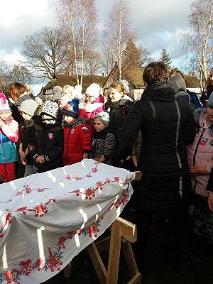  Grafika #16: Zwiedzanie skansenu w Klukach z lekcją muzealną pt. Wokół kuchennego pieca