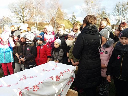  Grafika #18: Zwiedzanie skansenu w Klukach z lekcją muzealną pt. Wokół kuchennego pieca