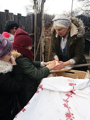  Grafika #0: Zwiedzanie skansenu w Klukach z lekcją muzealną pt. Wokół kuchennego pieca