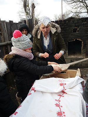  Grafika #1: Zwiedzanie skansenu w Klukach z lekcją muzealną pt. Wokół kuchennego pieca