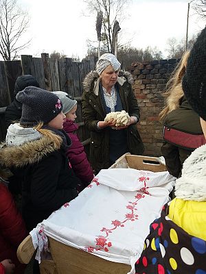  Grafika #8: Zwiedzanie skansenu w Klukach z lekcją muzealną pt. Wokół kuchennego pieca