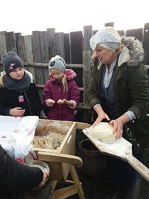  Grafika #14: Zwiedzanie skansenu w Klukach z lekcją muzealną pt. Wokół kuchennego pieca